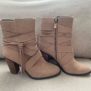 Vince Camuto Ferrah Suede Booties Size 6 Taupe